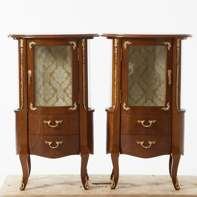 MINIATYR VITRINSKÅP, 1 par, 1900-talets andra hälft, Louis XVI stil, fanerade i mahogny, beslag i mässing.
