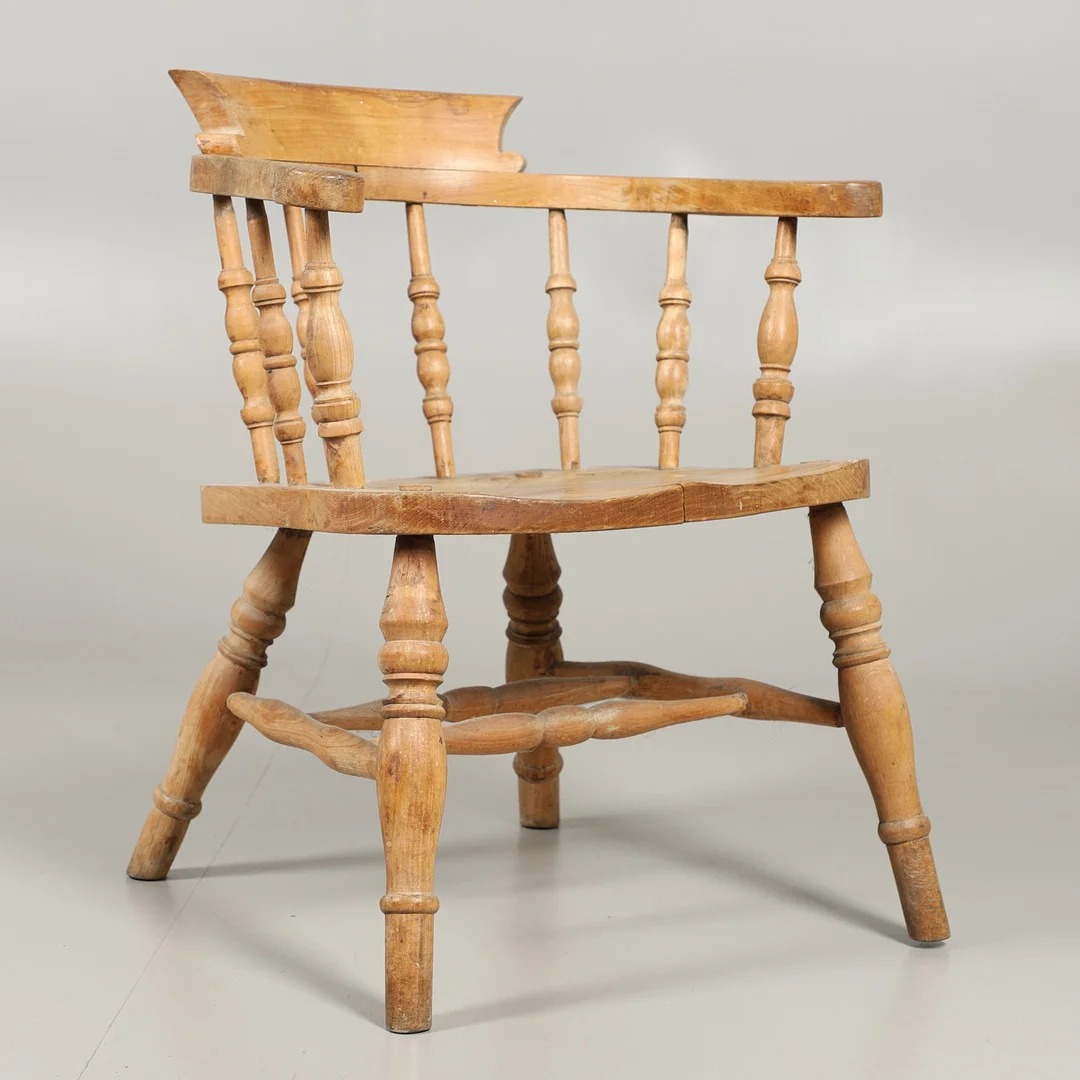 A VICTORIAN ELM FRAMED SMOKER'S BOWBACK ARMCHAIR. — Armchairs & Chairs — Lawrences Auctioneers