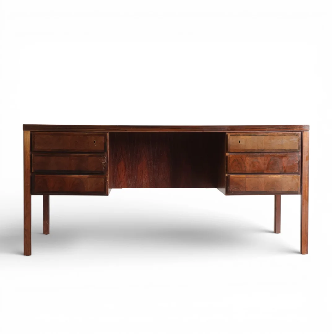 GUNNI OMANN. Fritstående skrivebord af palisander, front med seks skuffer, bagside med opbevaringsrum. Udført hos Omann Jun's Møbelfabrik, model '77'. Danmark, 1960-70'erne. — Desks — Woxholt Auktioner