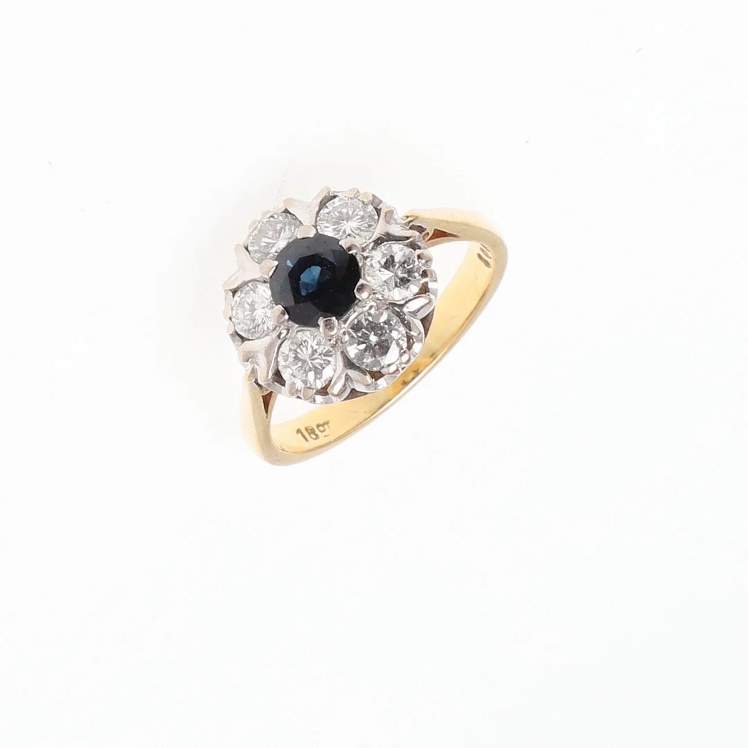 A SAPPHIRE AND DIAMOND CLUSTER RING. — Rings — Lawrences Auctioneers