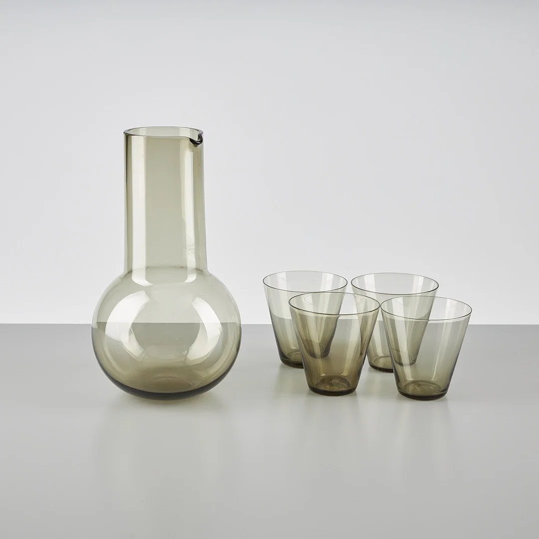 KAJ FRANCK. TILLBRINGARE (1621) OCH 4 ST GLAS, Nuutajärvi Notsjö, 1900-talets mitt. — Utility glass — Stockholms Auktionsverk Helsinki