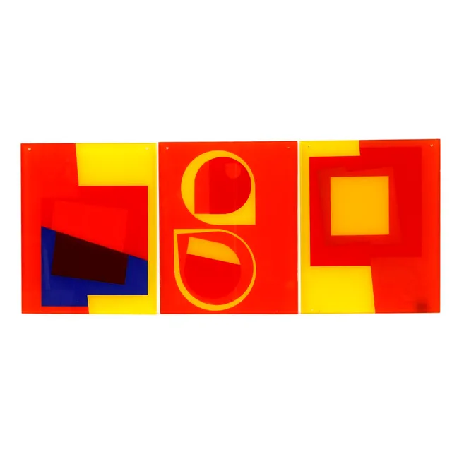 “Triologi”. Unsigned. Silkscreen in colours on glass. Manufactured by Scanglas. 41×33 cm. (3)
