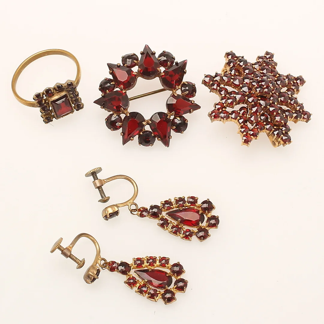 BROSCHER, 2 stycken. ÖRHÄNGEN, ett par. RING. Granater. — Objet de vertu & Miscellaneous — RA Auktionsverket Norrköping