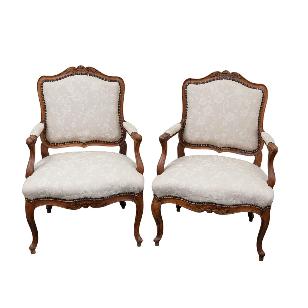 Pair of Louis XV “à la reine” French armchairs in carved walnut, 18th century. — Armchairs & Chairs — Balclis