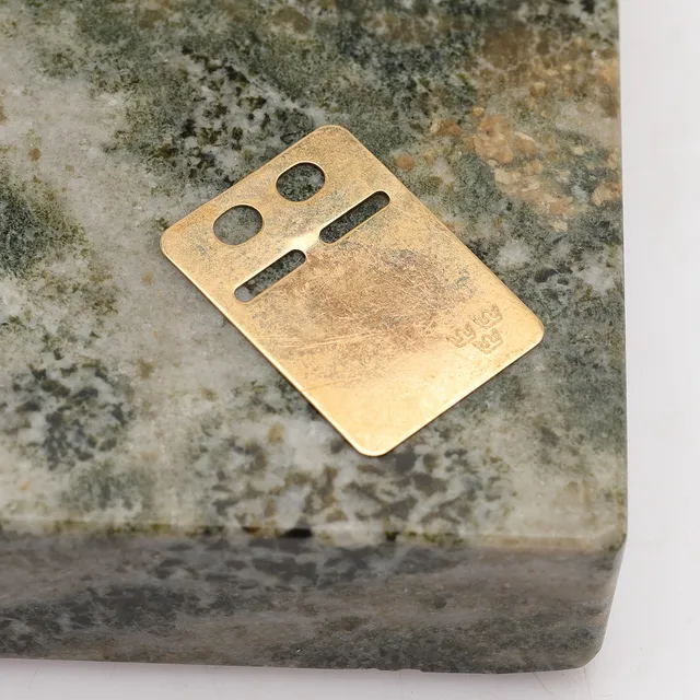 PLAKETT/HÄNGE, 18k guld, totalvikt ca 1,16g.