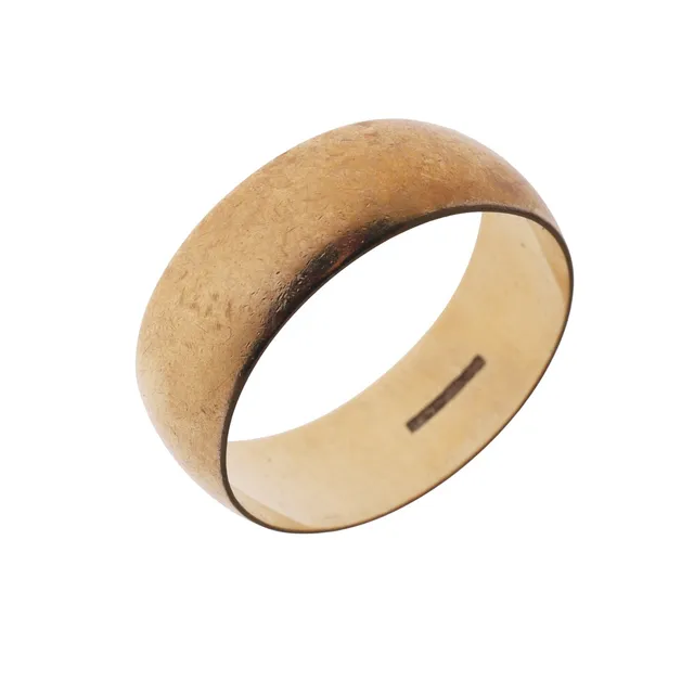 A 9CT GOLD WEDDING BAND.