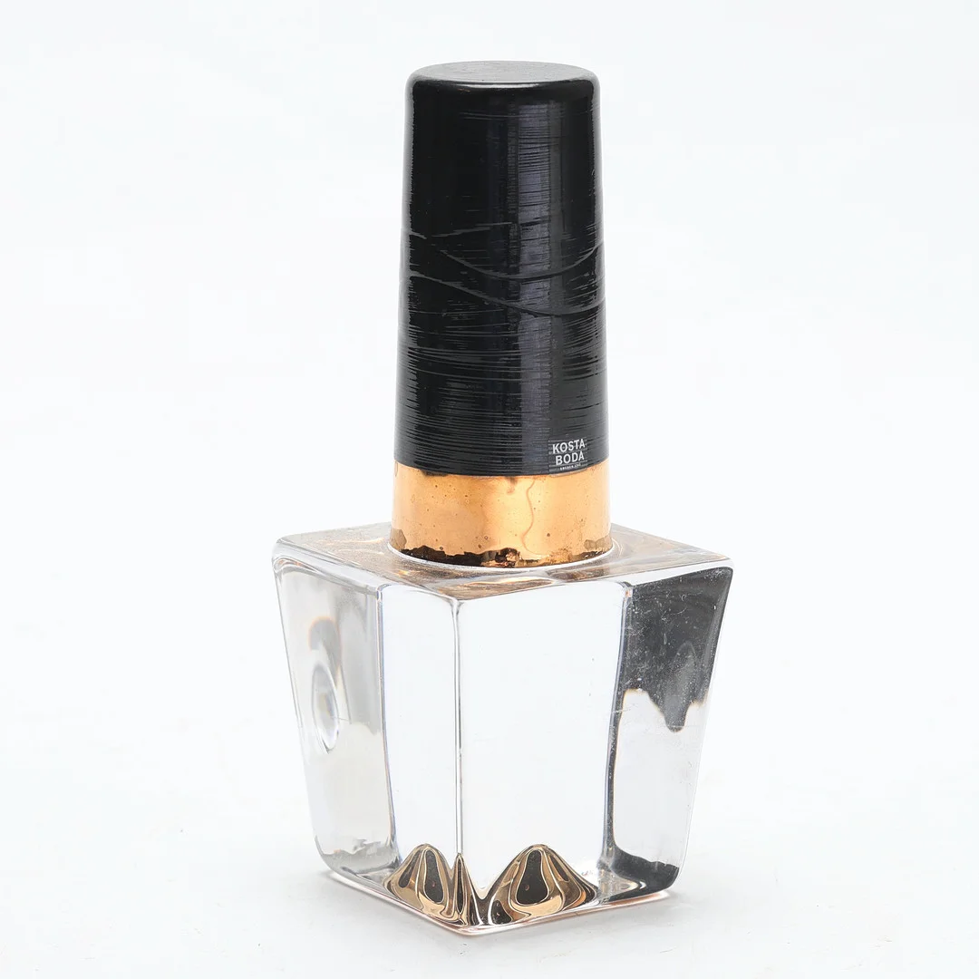 ÅSA JUNGNELIUS. Skulptur, nagellack, glas, "Make up" serien, Kosta Boda, signerad. — Art glass — Gomér & Andersson Jönköping