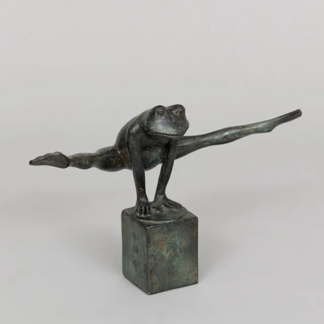 ART PEOPLE GALLERY, SWEDEN. "Look at my legs", grönpatinerad brons, stämplad APG.