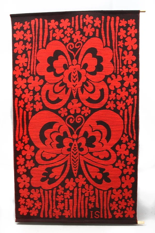 INGEGERD SILOW. VÄGGBONAD - röd/svart, fjäril, monogram signerad 1900 talets andra hälft.