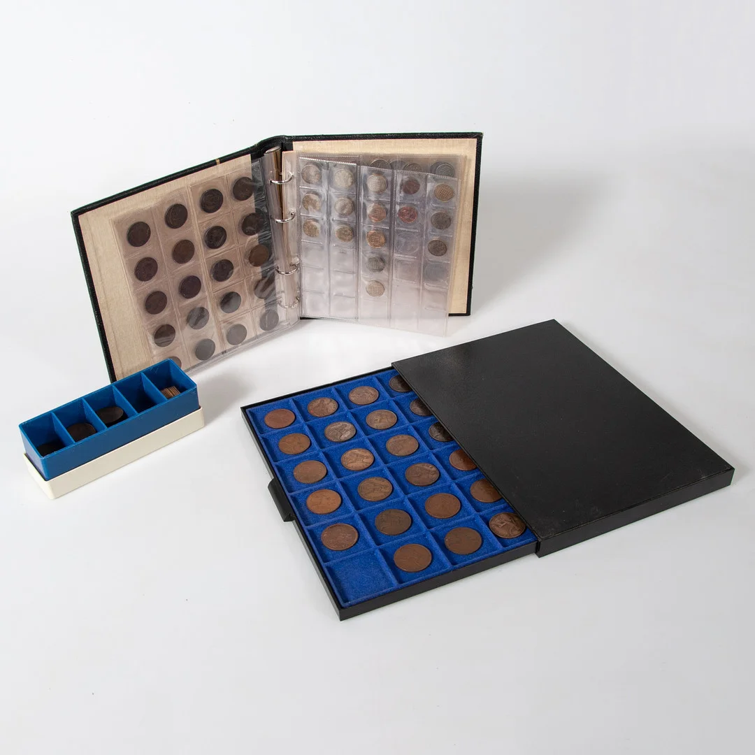 SAMLING ENGLAND. Album, schatull och kasett. — Coins & Banknotes — Laholms Auktionskammare