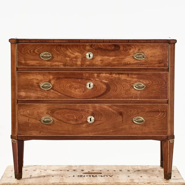 BYRÅ, fanerad i mahogny, 1800-talets början, sengustaviansk, 3 lådor, fasade hörn, beslag i mässing.