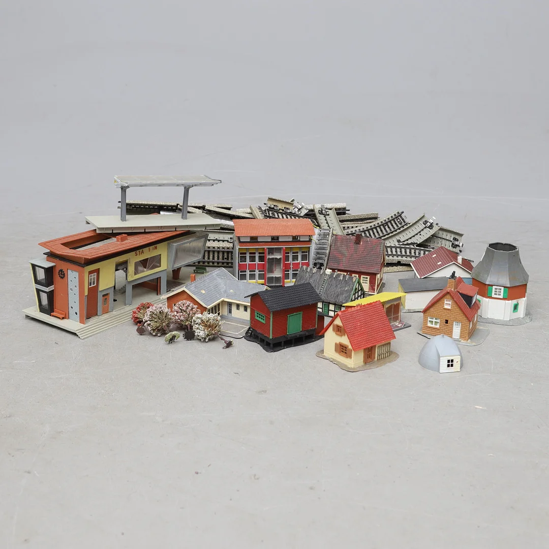 TÅGBANA, räls och hus, bland annat märklin. — Model railways — Gomér & Andersson Norrköping