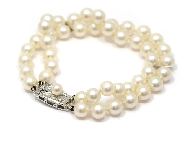 ARMBAND, odlade pärlor 6,0-6,5 mm, 2-radigt, silverlås, längd 17 cm.