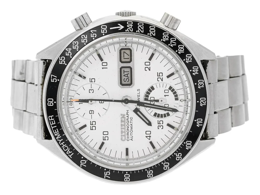 CITIZEN, Chronograph, "Tachymeter", s.k. "Speedy", Cal 8110A, Serie nr. 70500803, Boett nr. 4-901207 TA/67-9313, kronograf (Flyback), herrur, 39 mm, stål, automatisk, mineralglas, dag, datum, skadad urtavla, servicebehov, originallänk (storleksändras ej), viklås, ca 1977. — Klockor/Citizen — Kaplans