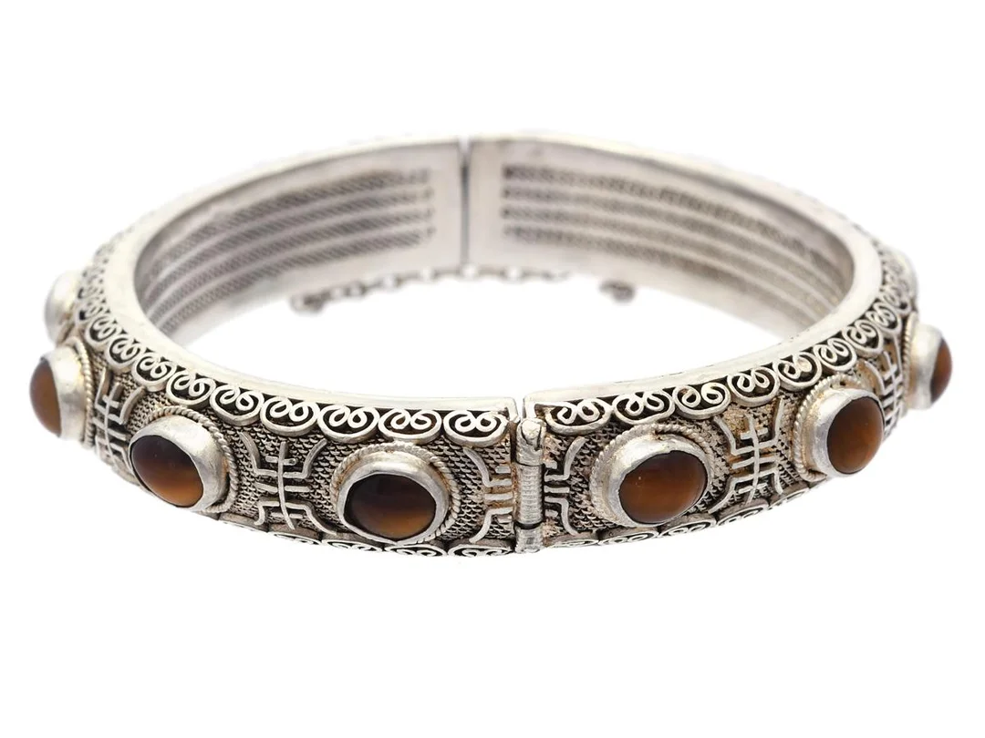 ARMRING, silver, cabochonslipad tigeröga, stl 17 cm, öppningsbar, vikt 32,1 g. — Smycken/Armring — Kaplans