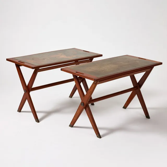 FRITS SCHLEGEL. Brickbord, ett par, Danmark, benställning i teak, mässingsklädda brickor med kanter i teak.