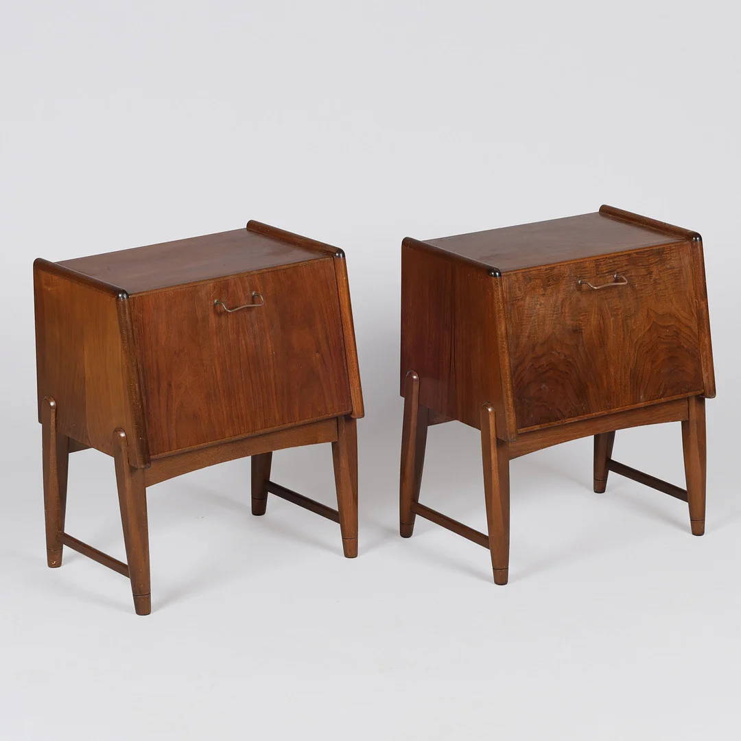Dansk møbelproducent, et par sengeborde af bejdset bøg og mahogni, midten af 1900 tallet (2). — Cupboards, Cabinets & Shelves — Palsgaard Kunstauktioner