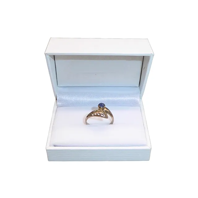 RING IN BLATTFORM AUS 835ER SILBER MIT LAPISLAZULI.