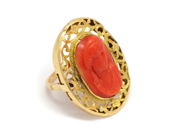 RING, 18K guld, korall, ramen skadad, vikt 5,1 g, stl 16,25 mm.