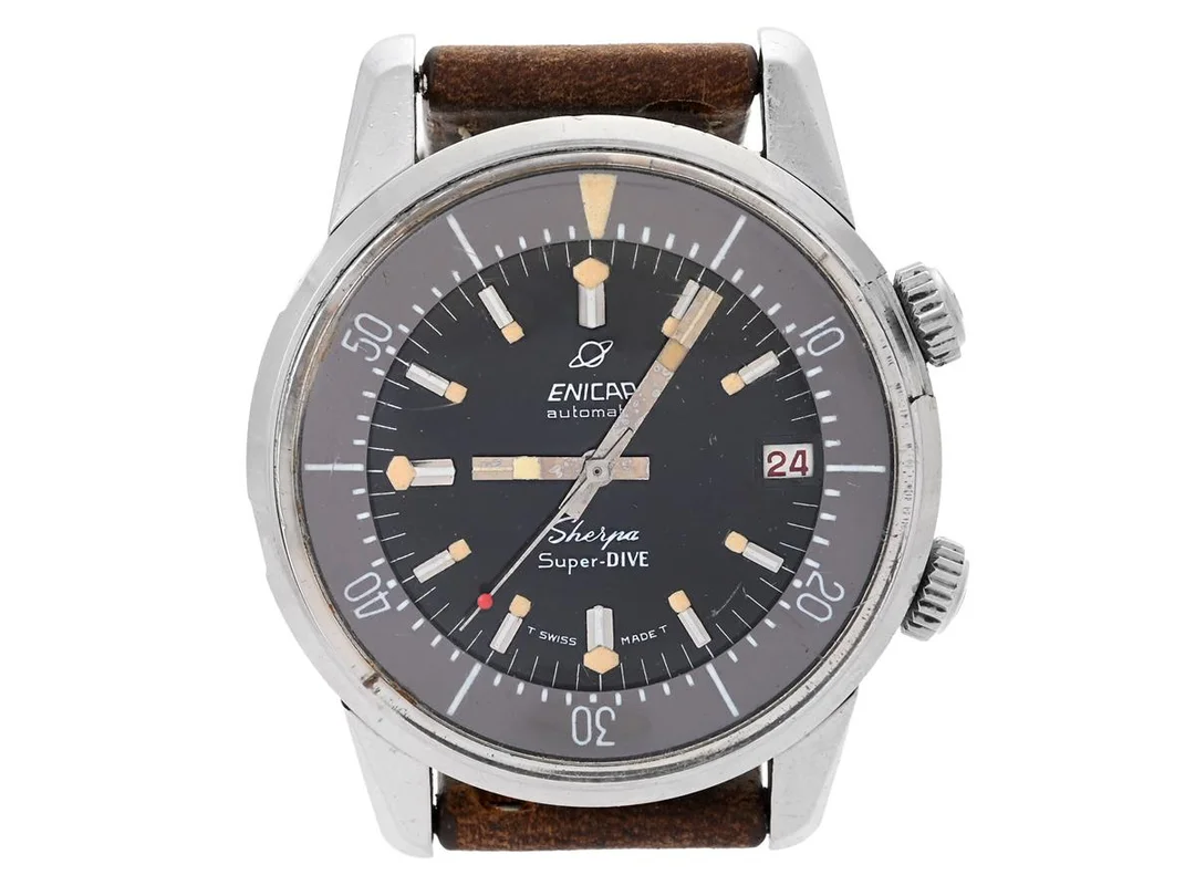 ENICAR, Sherpa, Super-DIVE (T Swiss Made T), "Compressor Case", Cal A-R 1145, Serie nr. 725835, Boett nr. 145/006/2342/8-65, herrur, 40 mm, stål, automatisk, plexiglas, datum, vridbar innerring, skadad glasring, läderband, ca 1965. — Klockor/Enicar — Kaplans