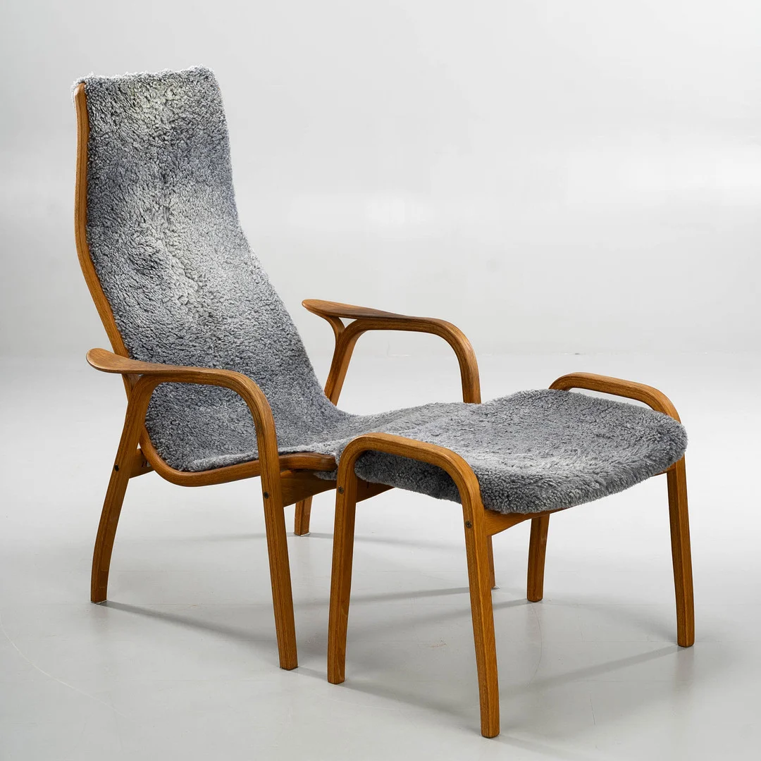 YNGVE EKSTRÖM. Fåtölj med fotpall, "Lamino", Ek & fårskinn, Swedese. — Armchairs & Chairs — Norrlands Auktionsverk