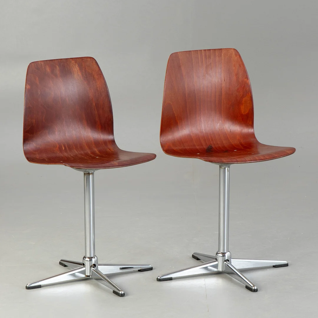 2 Pagholz Stühle / Schulstühle, 1970er Jahre. — Armchairs & Chairs — Stockholms Auktionsverk Hamburg