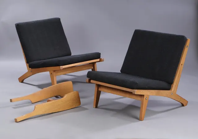 Hans J. Wegner. Par modul- / lænestole af eg, model GE370. (2)