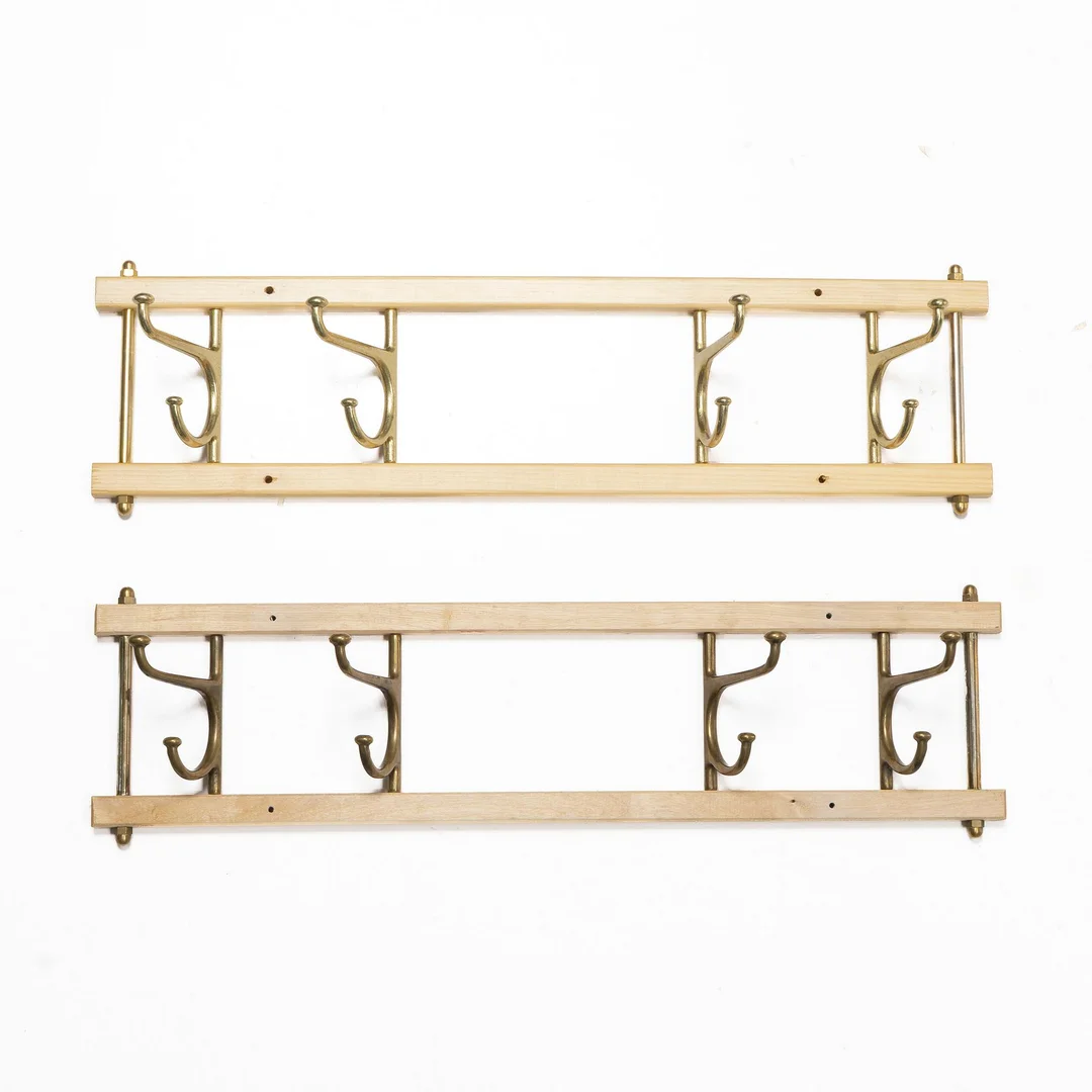 Klädhängare, ett par, "Dekorativ", Skoglunds metallgjuteri, Anderstorp, 1950/60-tal. — Möbler/Övrigt — Bukowskis