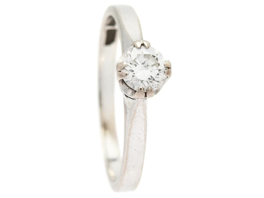 ENSTENSRING, 18K vitguld, briljant enligt gravyr 0,31 ct W/SI, stl 16 mm, vikt 2,5 g. — Smycken/Enstensring — Kaplans