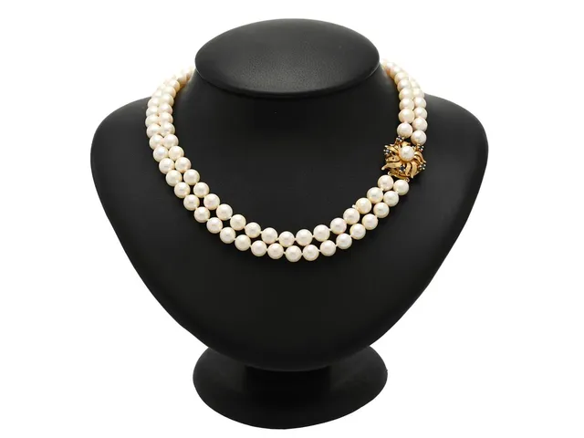 PÄRLCOLLIER, 2 rader, odlade pärlor ca 6,6 mm, lås i 18K guld med blå safirer, längd 39/41 cm, knutet, vikt 50,3 g.