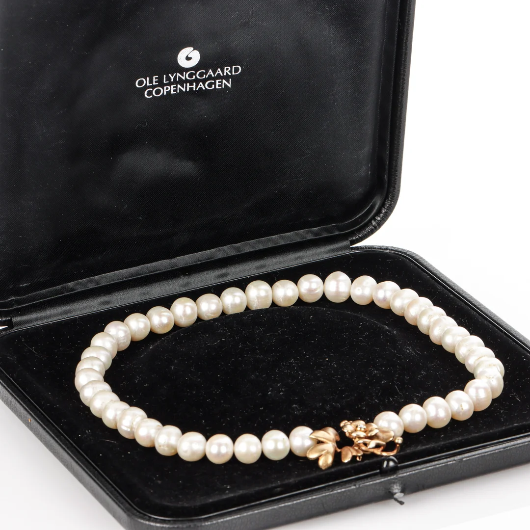 Ole Lynggaard. Flower clasp of 18 kt gold, with freshwater cultured pearl chain. — Jewellery/Necklaces, pendants — Lauritz