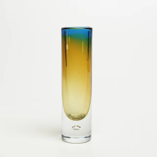 VICKE LINDSTRAND. VAS, glas, Kosta, signerad.