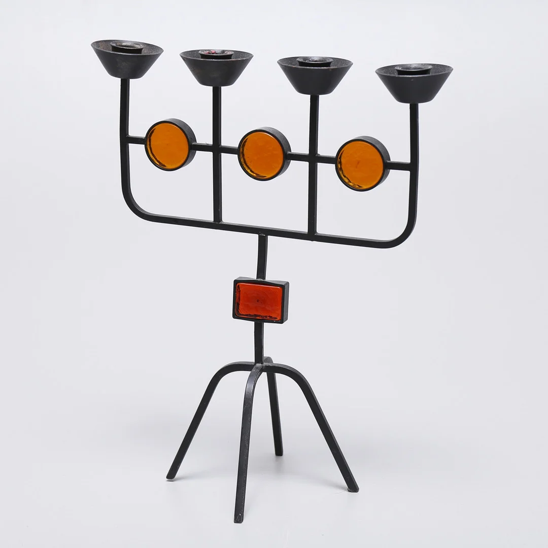 GUNNAR ANDER. Ljusstake, smide och glas, 1900-talets andra hälft. — Candlesticks — Auktionshuset Thelin & Johansson
