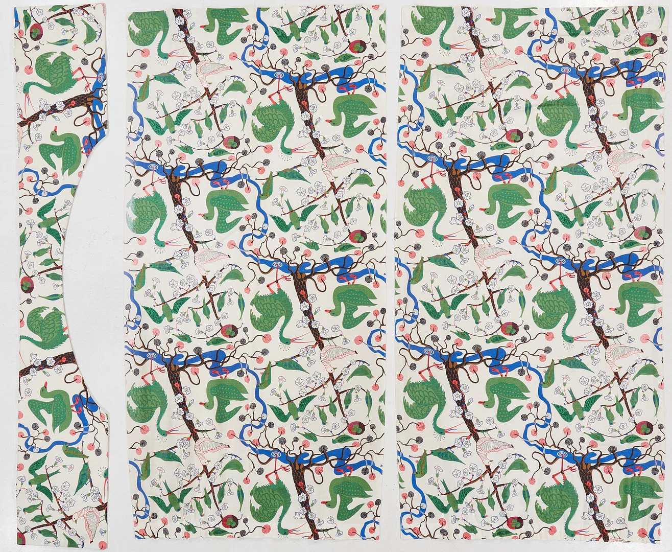JOSEF FRANK. Gardiner, "Gröna fåglar", 1 par, med kappa, Firma Svenskt Tenn. — Textiles — Stockholms Auktionsverk Magasin 5