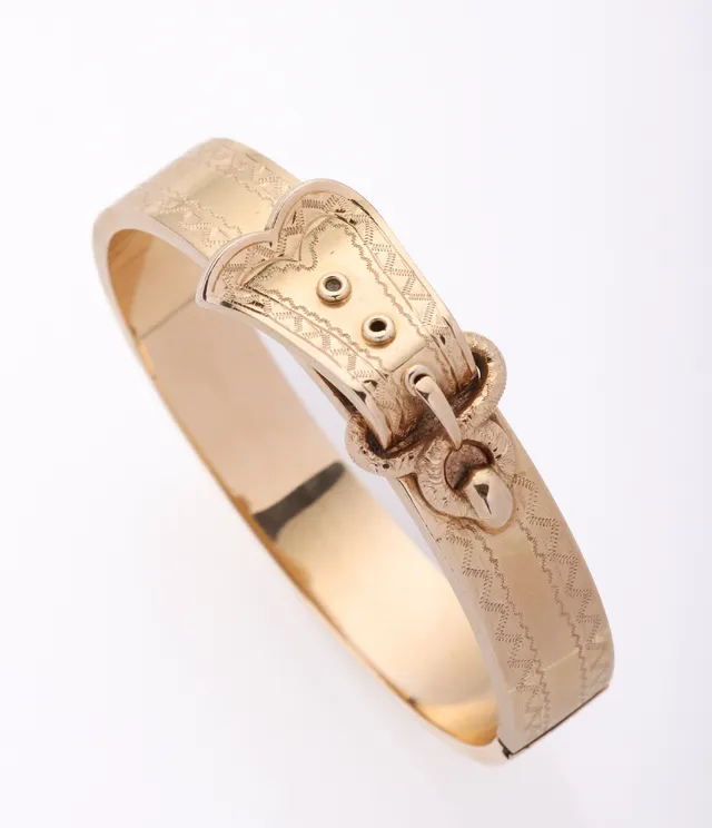 Jørgen Larsen: A bangle of 14k gold in the shape of a belt. Weight 31.1 g.