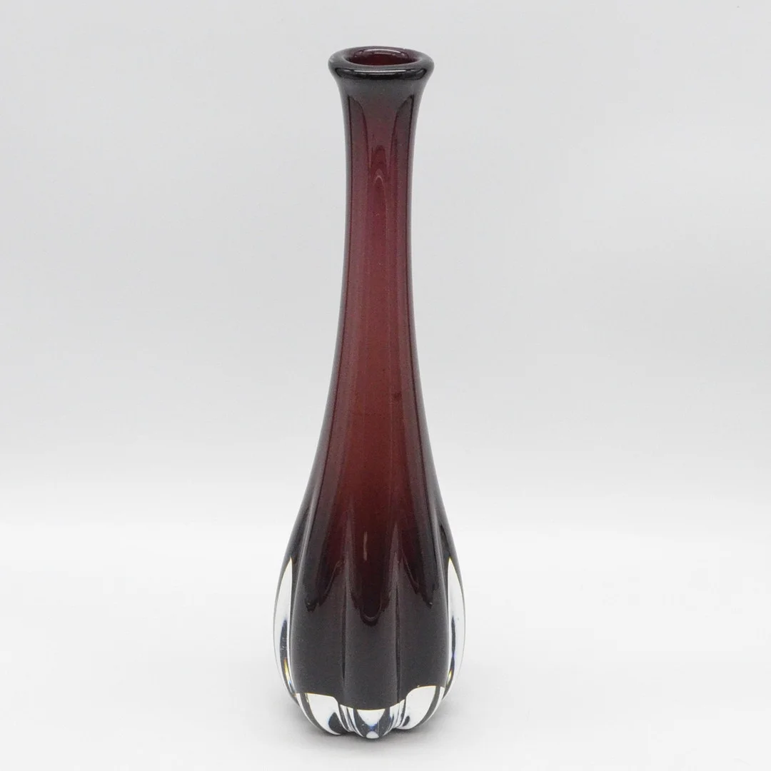 SEA GLASBRUK, KOSTA, LANGGEZOGENE VASE, STUDIOGLAS, BORDEAUXROT, HANDGEMACHT, SCHWEDEN, UM 1950. — Art glass — Kunst- und Auktionshaus Kleinhenz
