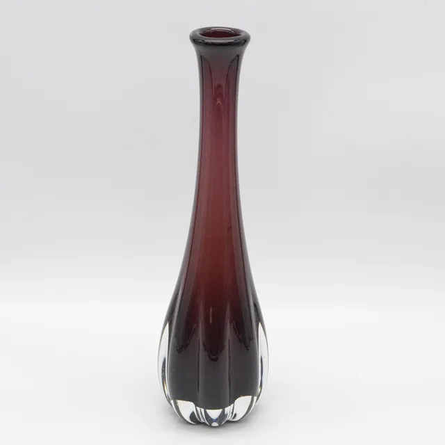 SEA GLASBRUK, KOSTA, LANGGEZOGENE VASE, STUDIOGLAS, BORDEAUXROT, HANDGEMACHT, SCHWEDEN, UM 1950.