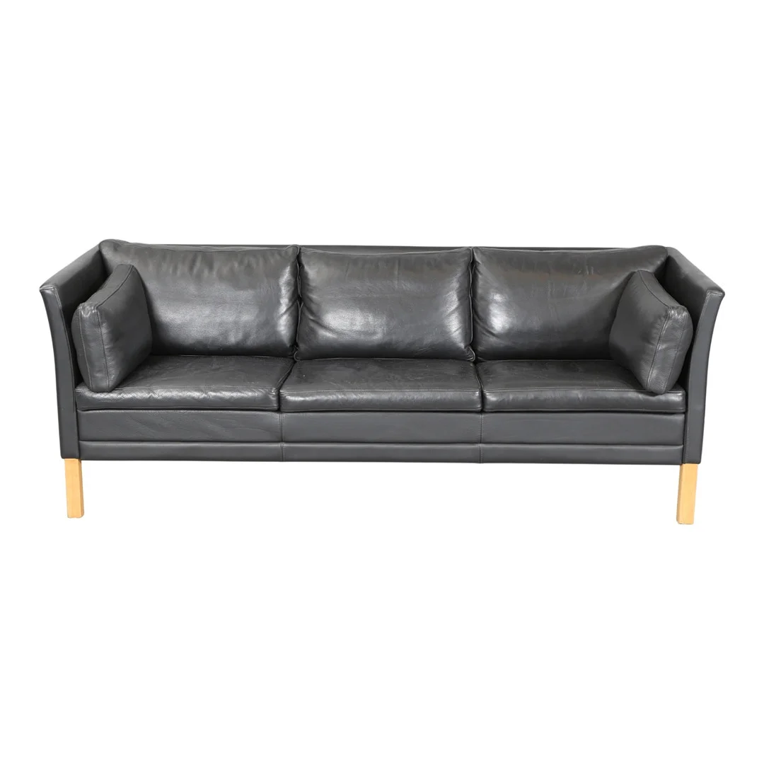 SKIPPERS FURNITURE. Tre-pers. sofa betrukket med sort læder. — Sofas & Seatings — Bidstrup Auktioner