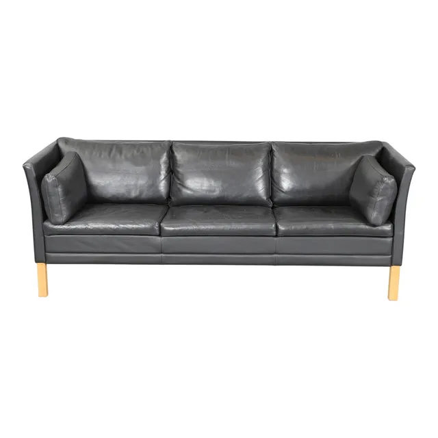 SKIPPERS FURNITURE. Tre-pers. sofa betrukket med sort læder.