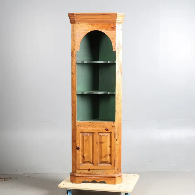 A 20TH CENTURY PINE STANDING CORNER CUPBOARD.