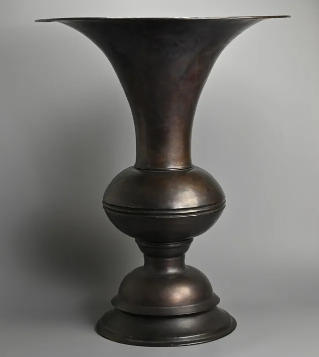 A VERY LARGE BRONZED COPPER BALUSTER URN, 20TH CENTURY.