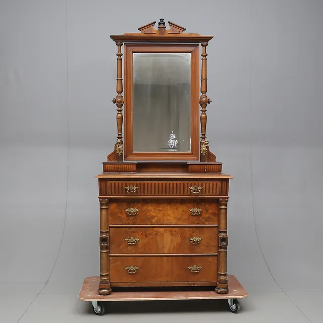 SPEGELBYRÅ, nyrenässans, 1800-talets slut.