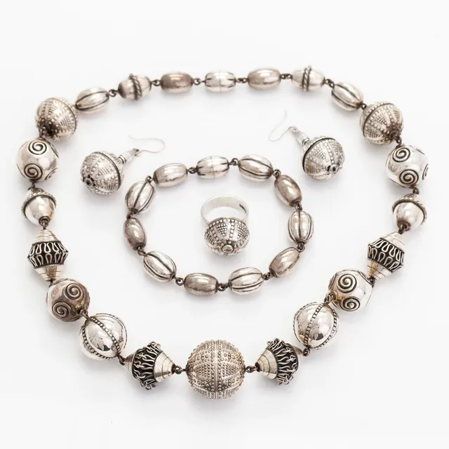 Kalevala Koru, halsband, armband, ring och örhängen, "Skatten från Halikko", sterlingsilver. Helsingfors 1994.