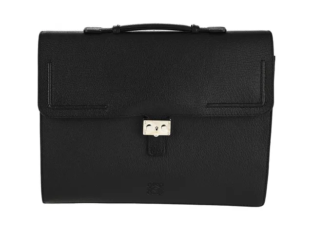 PORTFÖLJ, LOEWE, Anagram Briefcase Business Bag, svart läder, silverfärgade beslag, 40x30x5 cm, axelrem, nyckel, dustbag.