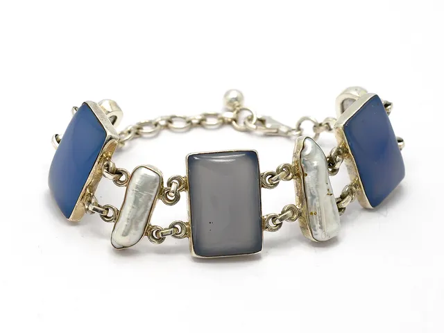 ARMBAND, sterlingsilver, pärlor och blå kalcedoner, variabel längd 18-22 cm