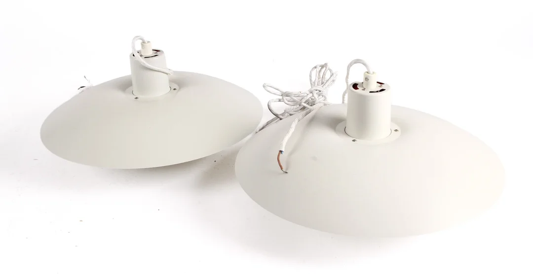 Poul Henningsen. A pair of PH4/3 pendants. (2) — Lamps and lighting/Pendant lights — Lauritz