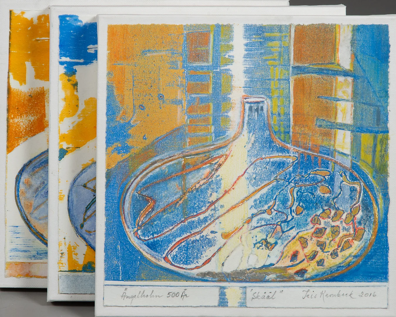IRIS KRONBECK. "Skåål", 3 stycken tryck uppklistarde på duk, signerade 2016. — Engravings & Prints — Helsingborgs Auktionskammare