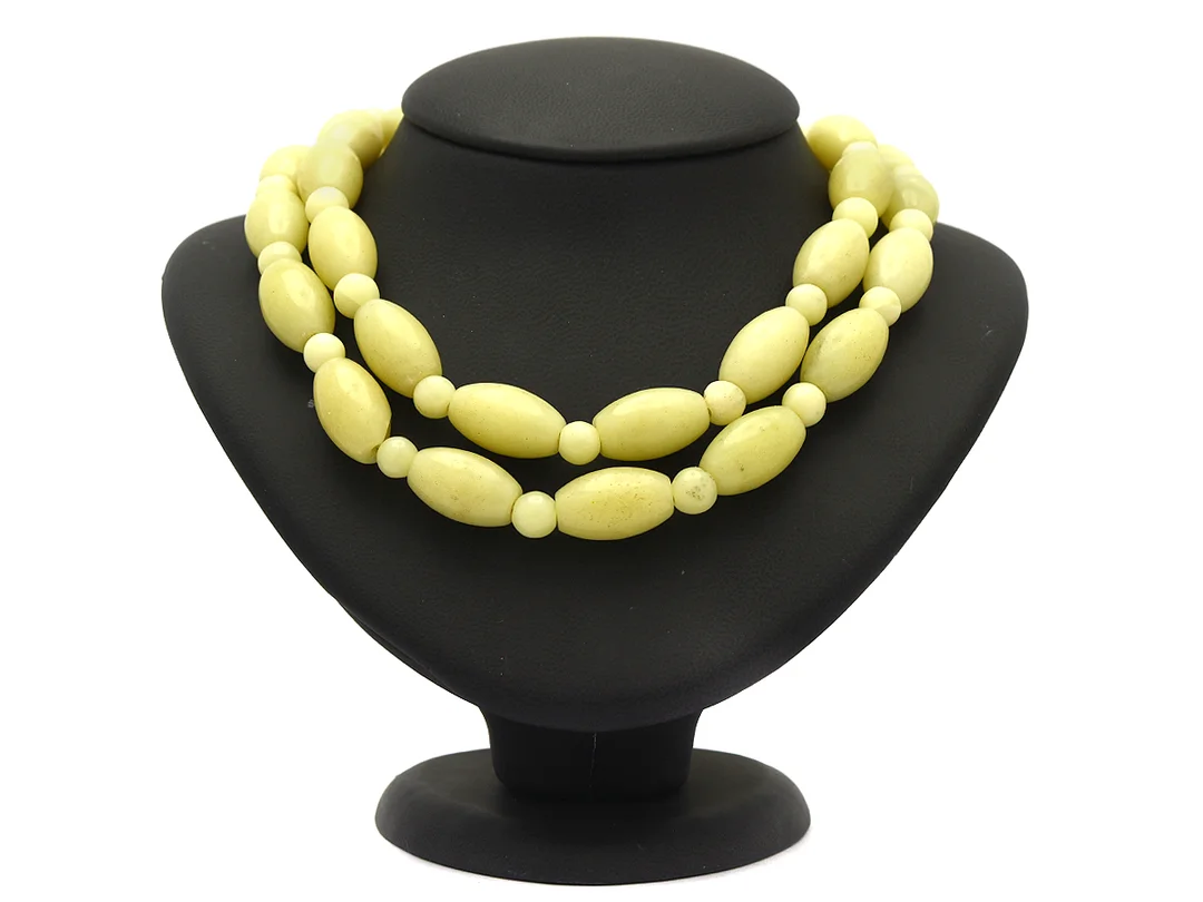 COLLIER, ljusgrön kalcedon, längd ca 60 cm, vikt 240,7 g, diverse skavanker t.ex. "saknas" en kula. — Smycken/Collier — Kaplans