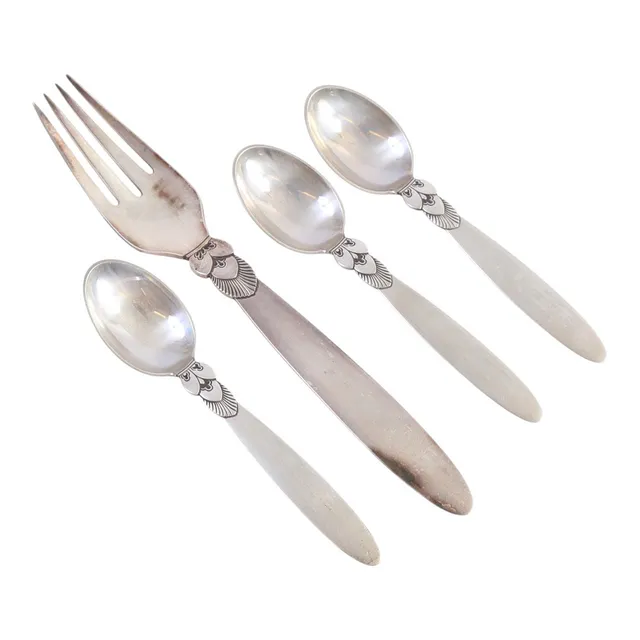 GUNDORPH ALBERTUS (1887-1996). Georg Jensen. Fire dele "Kaktus" bestik af sterlingsølv (4).