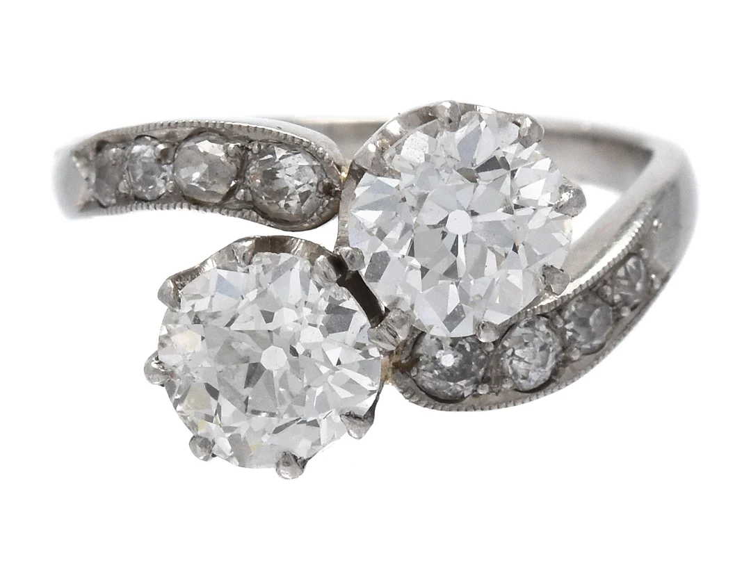 SYSKONRING, platina, 2 gammalslipade diamanter ca 1,60 ctv, ca Cr-TCa, 8 gammalslipade diamanter ca 0,20 ctv, Stockholm 1946, stl 16,25 mm, vikt 5,2 g, de två större diamanterna med skador och nagg vid rondisten. — Smycken/Ring — Kaplans